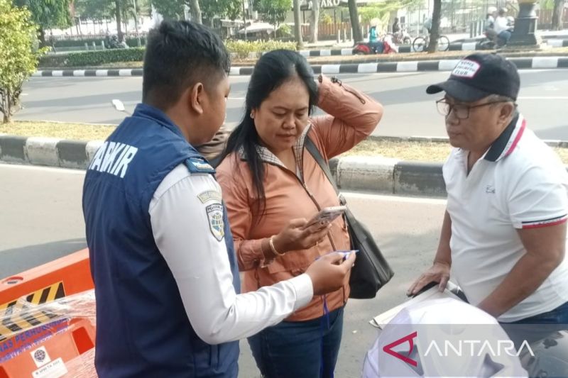 Pengendara membayar parkir melalui QR Code di Jalan Tegar Beriman, Cibinong, Kabupaten Bogor, Jawa Barat. (ANTARA/M Fikri Setiawan)