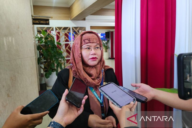 Kepala Dinas Kesehatan (Dinkes) Provinsi Jawa Barat Vini Adiani Dewi memberikan keterangan di Gedung DPRD Jabar, Bandung, Rabu (21/8/2024). (ANTARA/Ricky Prayoga)