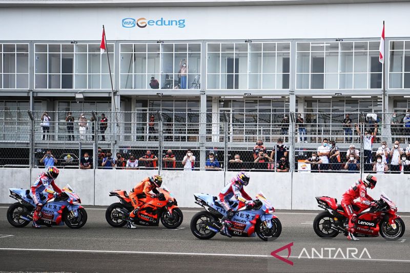 Ilustrasi - Pembalap MotoGP berlatih start pada hari kedua tes pramusim MotoGP 2022 di Pertamina Mandalika International Street Circuit, Lombok Tengah, NTB, Sabtu (12/2/2022). ANTARA FOTO/Andika Wahyu/rwa/pri. (ANTARA/ANDIKA WAHYU)