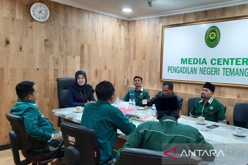 Sejumlah pengurus DPC PKB Temanggung menyerahkan SK kepengurusan ke Pengadilan Negeri Temanggung, Jawa Tengah, Rabu (21/8/2024). ANTARA/Heru Suyitno