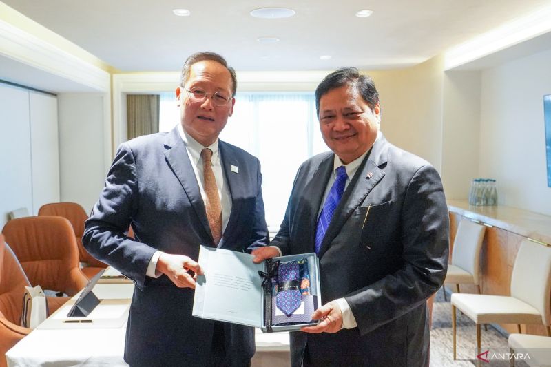Menteri Ketenagakerjaan Singapura Tan See Leng (kiri) dan Menteri Koordinator Bidang Perekonomian Airlangga Hartarto (kanan) bertemu di sela 2nd Asia Zero Emission Community (AZEC) untuk membahas kerja sama di bidang teknologi hingga pengembangan kapasitas sumber daya manusia (SDM), Jakarta, Rabu (21/8/2024) (ANTARA/HO-Kementerian Koordinator Bidang Perekonomian)