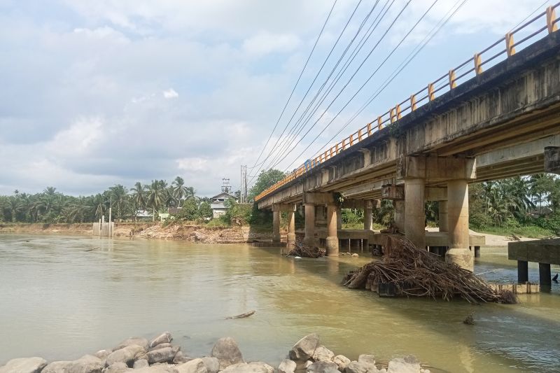 Aliran Sungai Batang Pasaman yang merupakan daerah yang rawan banjir. Pemkab Pasaman Barat mengimbau warga waspada dengan cuaca ekstrem saat ini. (ANTARA/Altas Maulana)