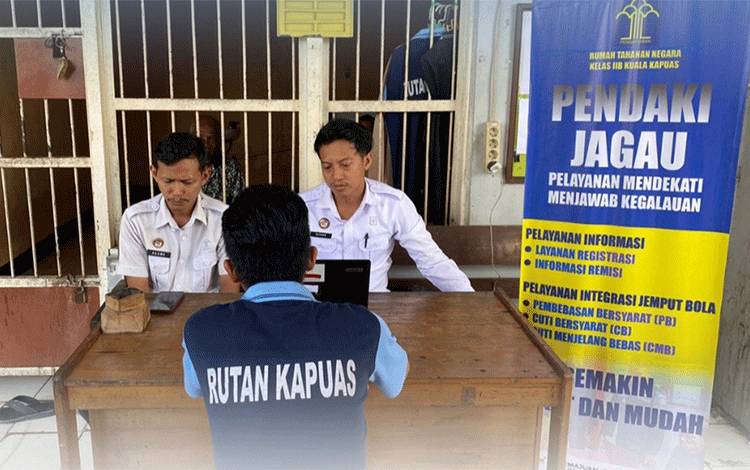Petugas Rutan Kapuas saat berikan layanan program pendaki Jagau kepada WBP, Rabu, 21 Agustus 2024. (FOTO: IST)