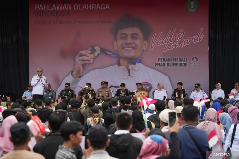 Pj Gubernur Kalbar Harison memberikan sambutan dalam kegiatan penyambutan kepulangan Veddriq Leonardo ke Pontianak (ANTARA/Rendra Oxtora)