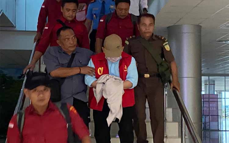 Kasi Penyelidikan Kejati Kalteng Eko Nugroho (topi hitam) saat melakukan penjemputan Ujang Iskandar di Bandara Tjilik Riwut Palangka Raya (Foto : Penkum Kejati Kalteng)