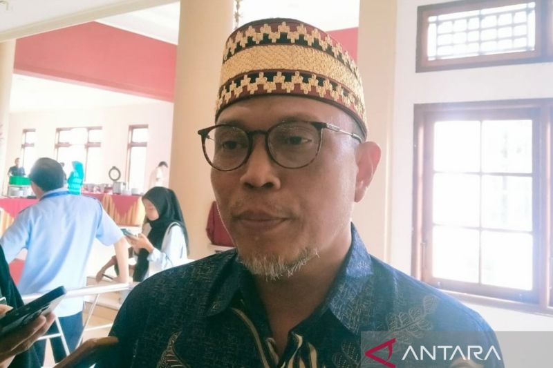 Ketua Komisi Pemilihan Umum (KPU) Provinsi Nusa Tenggara Barat (NTB), Muhammad Khuwailid dikonfirmasi usai pilkada damai 2024 yang dilaksanakan Polda NTB di Mataram, Rabu (21/8/2024). (ANTARA/Nur Imansyah).