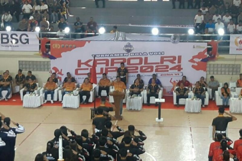 Kapolda Sulut Irjen Pol Yudhiawan saat membuka turnamen bola voli Kapolri Cup Zona 6 di gedung KONI Manado. ANTARA/HO-Humas Polda (1)