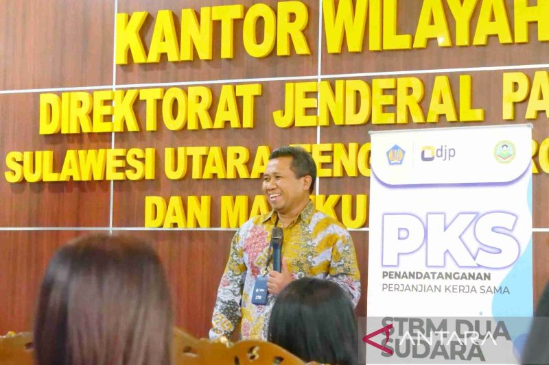 Kepala Kanwil DJP Suluttenggomalut Arif Mahmudin Zuhri saat mengedukasi mahasiswa tentang perpajakan, di Bitung, Rabu (21/8/2024). ANTARA/HO-DJP.