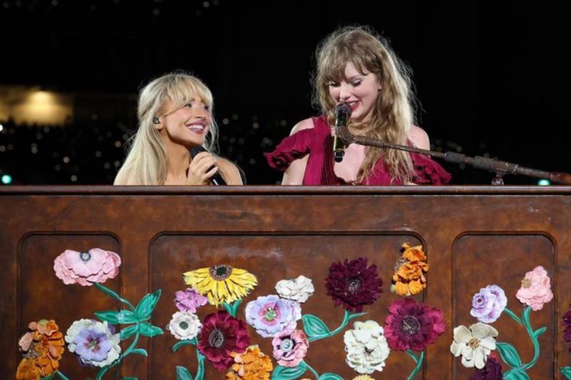 Sabrina Carpenter dan Taylor Swift bernyanyi bersama dalam sebuah konser musik. (ANTARA/Instagram @sabrinacarpenter)
