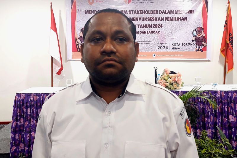 Ketua Bawaslu Papua Barat Daya Farli Sampetoding Rego. ANTARA/Yuvensius Lasa Banafanu