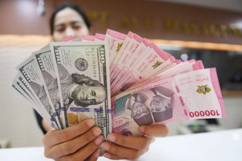 Ilustrasi - Petugas menghitung mata uang rupiah dan dolar AS di Ayu Masagung Money Changer, Jakarta. (ANTARA FOTO/Akbar Nugroho Gumay/aww/am.)