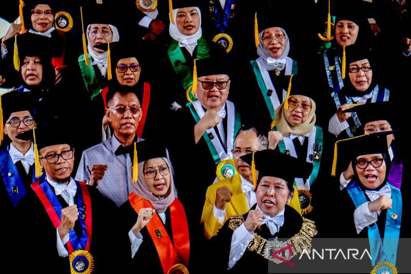 Dokumentasi Ketua Dewan Guru Besar Universitas Indonesia, Prof Harkristuti Harkrisnowo (kedua kanan depan), serta sejumlah dosen dan guru besar UI saat menyampaikan deklarasi kebangsaan kampus perjuangan di Universitas Indonesia, Depok, Jawa Barat, Jumat (2/2/2024). ANTARA FOTO/Yulius S Wijaya