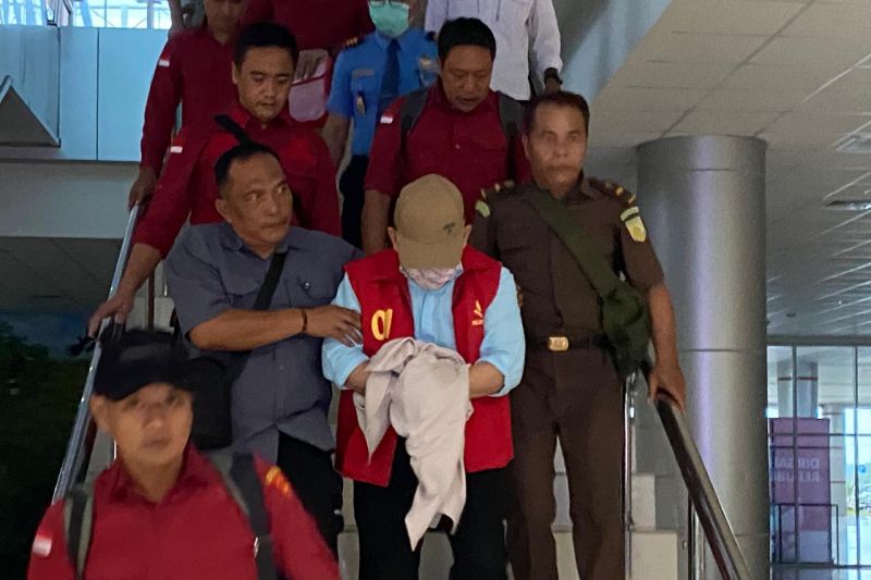 Tim JPU pada Kejaksaan Negeri Kotawaringin Barat, Kalimantan Tengah memindahkan penahanan tersangka UI (Ujang Iskandar) selaku mantan bupati setempat dari Rutan Salemba Cabang Kejaksaan Agung ke Rutan Kelas IIA Palangka Raya. ANTARA/HO-Kejati Kalteng