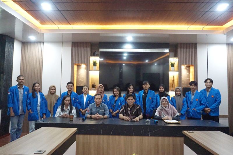 Dekan Kehutanan Unhas Dr Mujetahid berfoto bersama puluhan mahasiswa MBKM dari Untad dan Unpatti di Makassar.ANTARA/HO-Unhas