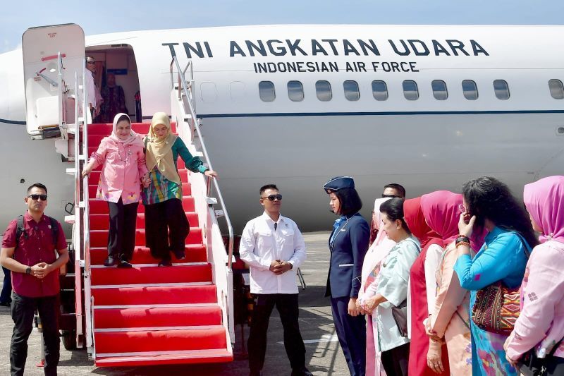 Ibu Negara Iriana Joko Widodo dan Wury Ma'ruf Amin tiba di Pangkalan TNI AU Sultan Hasanuddin, Kabupaten Maros, Sulsel, Kamis (22/8/2024). ANTARA/HO-Rusman-Biro Pers Sekretariat Presiden