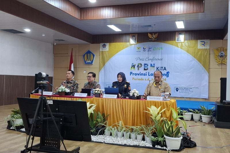 Kepala Perwakilan Kementerian Keuangan Lampung Estty Purwadiani Hidayatie saat memberi keterangan terkait perkembangan realisasi APBN di Lampung, di Bandarlampung, Kamis (22/8/2024). ANTARA/Ruth Intan Sozometa Kanafi