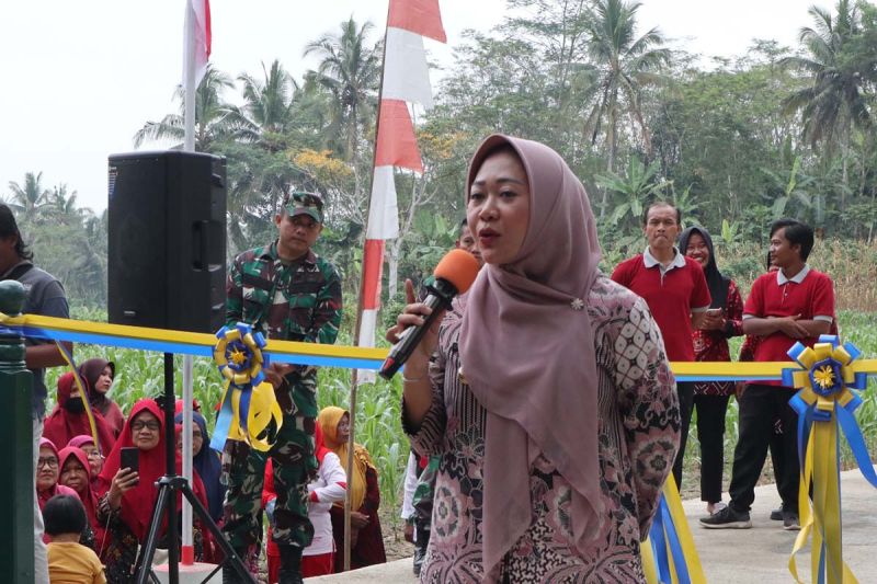 Bupati Purbalingga Dyah Hayuning Pratiwi memberi sambutan dalam peresmian hasil kegiatan TMMD Sengkuyung Tahap III Tahun 2024 di Desa Bodaskarangjati, Kecamatan Rembang, Kabupaten Purbalingga, Jawa Tengah, Kamis (22/8/2024). ANTARA/HO-Pemkab Purbalingga