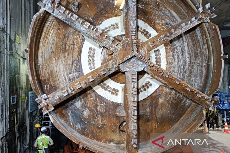 Sejumlah pekerja saat memantau Bor terowongan (tunnel boring machine) pembangunan jalur MRT Jakarta fase 2A CP 203 di terowongan bawah tanah Stasiun Kota, Jakarta, Kamis (11/7/2024). ANTARA/Khaerul Izan