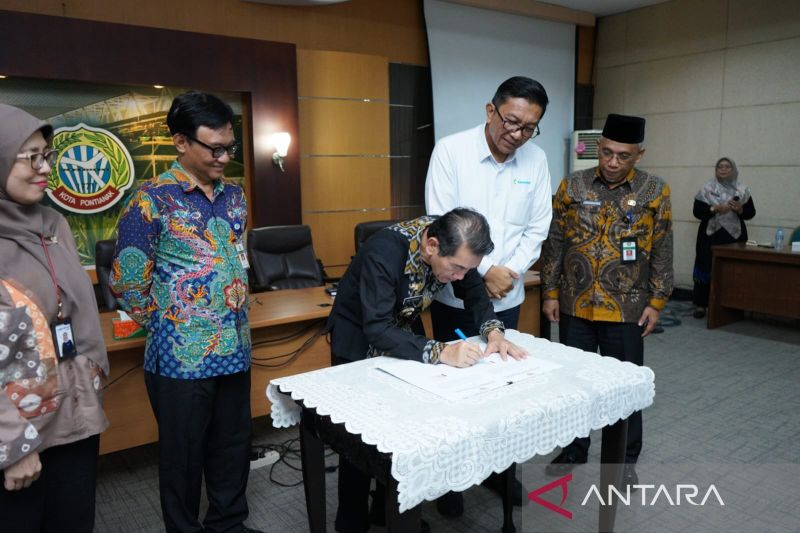 Penandatanganan komitmen implementasi pemindahan atau redistribusi kepesertaan JKN di Fasilitas Kesehatan Tingkat Pertama (FKTP) di Pontianak, Kalimantan Batat, Kamis (22/8/2024). (ANTARA/Dedi)
