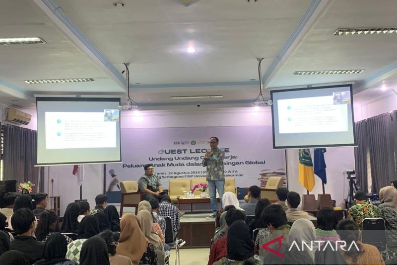 Ketua Pokja Strategi Sosialisasi Satgas UU Cipta Kerja Dimas Oky Nugroho saat memberikan kuliah umum kepada mahasiswa Unmul, di Samarinda, Kamis (22/8/2024). (ANTARA/Ahmad Rifandi)