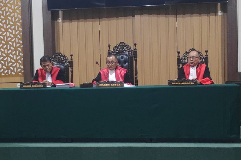 Sidang tindak pidana korupsi dengan agenda pembacaan putusan banding yang diajukan JPU atas terdakwa mantan Rektor Universitas Tadulako (Untad) Palu Muhammad Basis Cio dan terdakwa lainnya Taqyudin Bakri di Pengadilan Tinggi (PT) Sulawesi Tengah, di Palu, Kamis (22/8/2024). ANTARA/HO-Ikram
