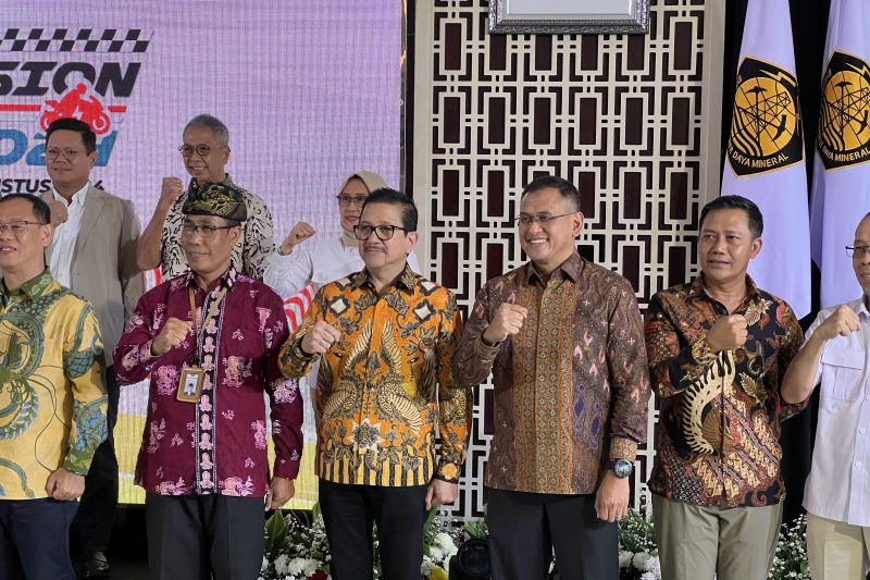 Presiden Direktur PT Freeport Indonesia Tony Wenas (tengah, batik jingga) menghadiri EV Conversion Forum 2024, di Kantor Kementerian ESDM, Jakarta, Kamis (22/8/2024). ANTARA/Putu Indah Savitri