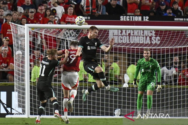 Bek Liverpool Sepp van den Berg (tengah) melompat untuk melakukan sundulan pada pertandingan kontra Manchester United pada laga pra-musim di Stadion Williams-Brice, Columbia, South Carolina, Amerika Serikat, Sabtu (3/8/2024). ANTARA/AFP/Peter Zay/am.