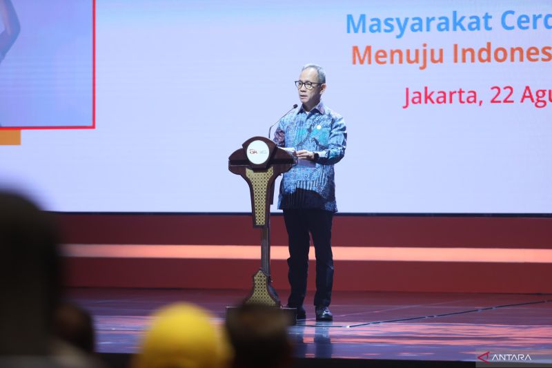 Ketua Dewan Komisioner OJK Mahendra Siregar saat menyampaikan laporan di acara Pencanangan GENCARKAN di Jakarta, Kamis (22/8/2024) (ANTARA/HO-OJK)