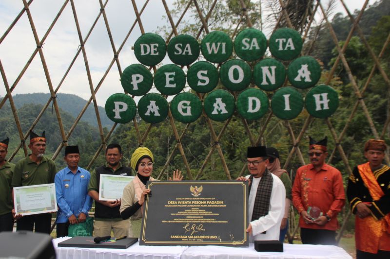 Kementerian Pariwisata dan Ekonomi Kreatif (Kemenparekraf) bersama Pemerintah Kabupaten Agam saat visitasi penilaian Anugerah Desa Wisata Indonesia (ADWI) 2024 di Desa Wisata Pesona Pagadih, Kamis (22/8/2024). ANTARA/Al Fatah.
