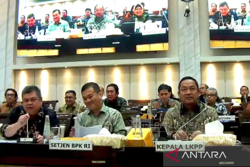 Ki-ka: Plt. Kepala BPKP Muhammad Yusuf Ateh, Sekjen BPK Bahtiar Arif, dan Kepala LKPP Hendrar Prihadi, menghadiri rapat pembahasan laporan keuangan BPKP, LKPP, BPS, dan BPK dalam APBN Tahun Anggaran 2023 bersama Komisi XI DPR RI di Jakarta, Kamis (22/8/2024). ANTARA/Uyu Septiyati Liman.