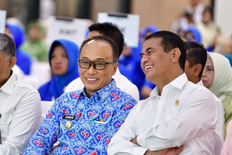 Agriculture Minister Andi Amran Sulaiman (right) and South Sulawesi acting governor Zudan Arif Fakrulloh during a horticulture technical guidance activity in Makassar, South Sulawesi, on Thursday (August 22, 2024). (ANTARA/HO-Humas Pemprov Sulsel)