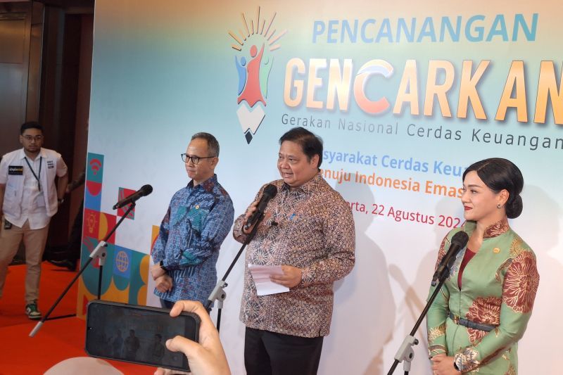 (Kiri-kanan) Ketua DK OJK Mahendra Siregar, Menteri Koordinator Bidang Perekonomian Airlangga Hartarto, Kepala Eksekutif Pengawas Perilaku Pelaku Usaha Jasa Keuangan, Edukasi, dan Perlindungan Konsumen OJK Friderica Widyasari Dewi di Jakarta, Kamis (22/8/2024) (ANTARA/Bayu Saputra)