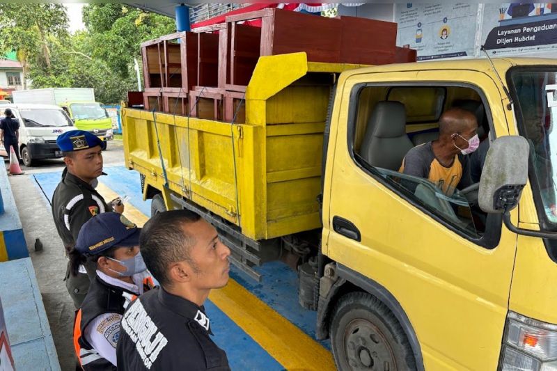 Pengawasan dan penegakan hukum terhadap angkutan barang oleh BPTD Maluku, di Ambon, Kamis. (ANTARA/Winda Herman)