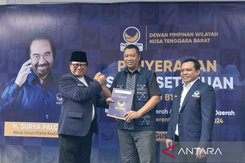 Bakal calon Gubernur Nusa Tenggara Barat (NTB) Zulkieflimansyah (tengah) saat menerima berkas B1KWK dari Ketua DPW Partai NasDem NTB Rumaksi (kiri) didampingi Sekretaris Wilayah DPW Partai NasDem NTB Wahijan (kanan) di Kantor DPW Partai NasDem NTB di Mataram, Kamis (22/8/2024). (ANTARA/Nur Imansyah).