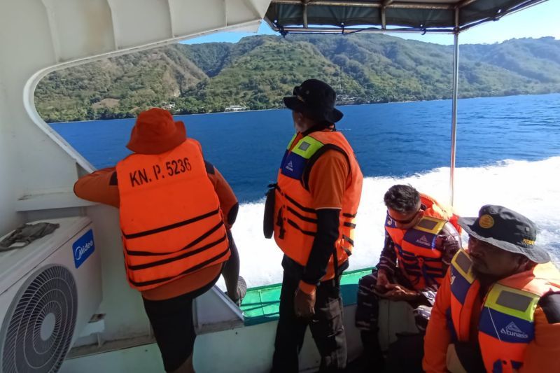 Pencarian pada hari ketiga terhadap empat penumpang KM Lebanon yang dilaporkan tenggelam di perairan Pulau Pura Kabupaten Alor, Provinsi Nusa Tenggara Timur (NTT) pada Selasa (20/8/2024) lalu. (ANTARA/HO-Kantor Basarnas Maumere)