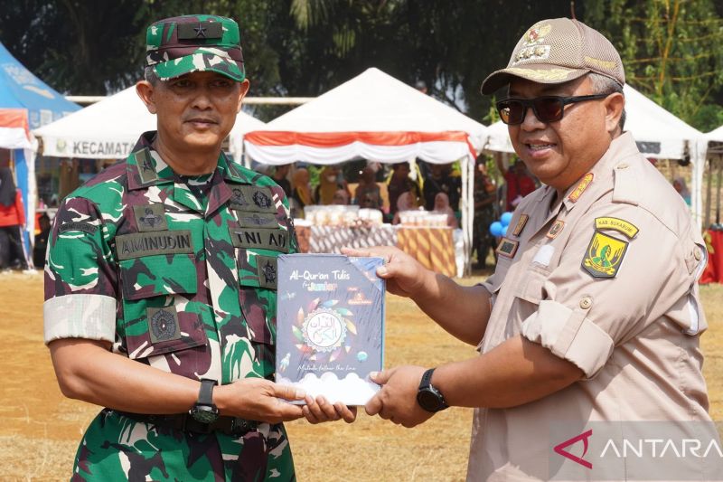 Penyerahan bantuan secara simbolis berupa mushaf Al-Quran dari Kepala Staf Kodam (Kasdam) III/Siliwangi Brigjen TNI Aminudin kepada Bupati Sukabumi Marwan Hamami saat penutupan TMMD ke-121 di Desa Cicareuh, Kecamatan Cikidang, Kabupaten Sukabumi, Jabar pada Kamis (22/8/2024). ANTARA/Aditya Rohman