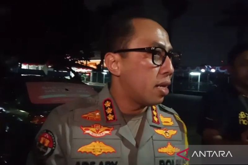 Kabid Humas Polda Metro Jaya Kombes Pol Ade Ary Syam Indradi memberikan keterangan kepada wartawan di Komplek DPR/MPR RI, Kamis (22/8/2024) malam. ANTARA/Risky Syukur