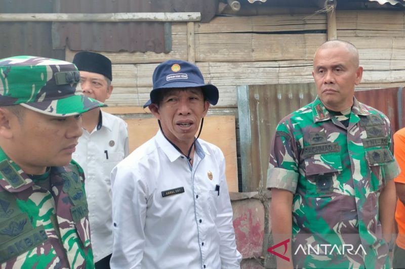 Kepala Distankan Rejang Lebong Bengkulu Amrul Eby (tengah) saat mendampingi Danrem o41/Gamas Bengkulu Brigjen TNI Rachmad Zulkarnaen (kanan) meninjau pembangunan pompa air di Rejang Lebong, Rabu, (21/8/2024). ANTARA/Nur Muhamad.
