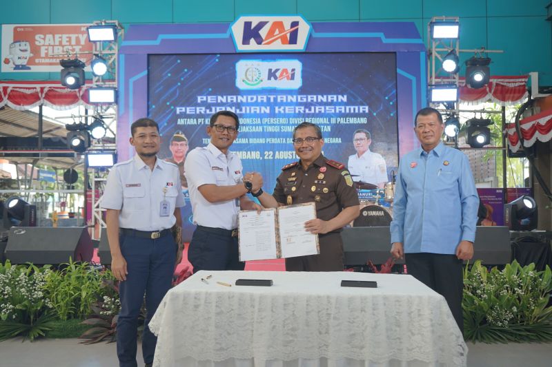 Penandatanganan Perjanjian Kerja Sama (PKS) Penanganan Permasalahan Hukum di Bidang Perdata dan Tata Usaha Negara yang dilakukan oleh Executive Vice President KAI Divre III Palembang Januri dengan Kepala Kejaksaan Tinggi Sumsel Yulianto,di Palembang, Kamis. (ANTARA/HO-KAI Divre III Palembang)