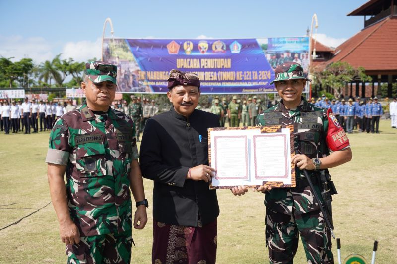 Kasdam IX/Udayana Brigjen TNI Hartono bersama Penjabat Bupati Klungkung I Nyoman Jendrika saat upacara penutupan TMMD Ke-121 di Alun-alun Ida Dewa Agung Jambe, Kabupaten Klungkung, Bali, Kamis (22/8/2024). ANTARA/HO-Penerangan Kodam Udayana