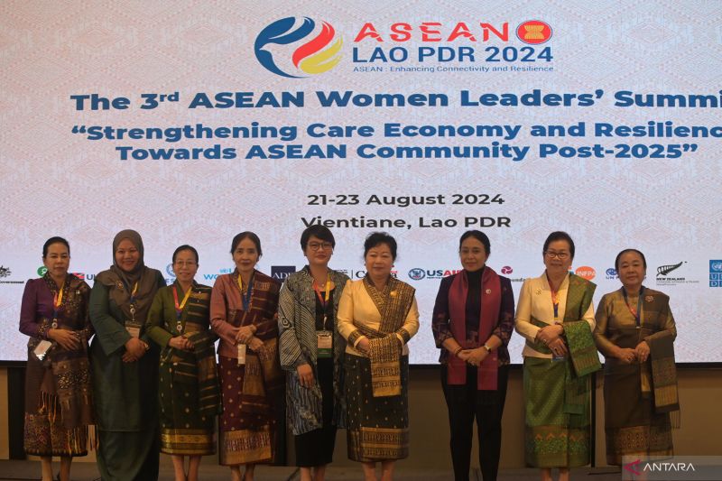 Menteri Pemberdayaan Perempuan dan Perlindungan Anak Bintang Puspayoga (ketiga kanan) dalam pembukaan Pra-Konferensi Tingkat Tinggi (KTT) Pemimpin Perempuan ASEAN ke-3 yang mengangkat tema "Merefleksikan Ekonomi Perawatan dan Ketahanan di ASEAN" di Vientiane, Laos. (ANTARA/HO-KemenPPPA)