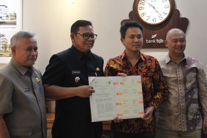 Penandatangan nota kesepahaman kerja sama pengolahan sampah menjadi RDF yang ditandatangani oleh Pj Wali Kota Sukabumi Kusmana Hartadji dengan Presiden Direktur PT Semen Jawa dan PT Tambang Semen Sukabumi Peramas Wajananawat di Balai Kota Sukabumi pada Kamis (22/8/2024). ANTARA/HO/Dokopim Kota Sukabumi.