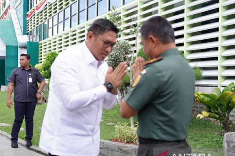 Pangdam II/Swj Mayjen TNI M Naudi Nurdika menyambut kedatangan Wakil Menteri Pertanian RI Sudaryono di Makodam II/Swj Palembang, Kamis (22/8/2024). (ANTARA/HO/Yudi Abdullah)