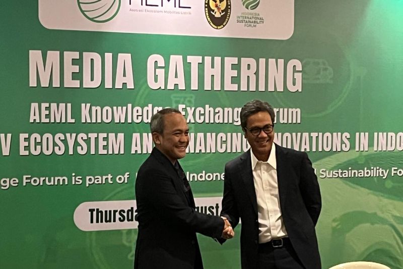 Executive Director Institutional Banking Group PT Bank DBS Indonesia Heru Hatman (kiri) saat bersalaman dengan Ketua Asosiasi Ekosistem Mobilitas Listrik Dannif Danusaputro dalam AEML Knowledge Exchange Forum di The Energy Building Jakarta, Kamis (22/8/2024). ANTARA/M. Baqir Idrus Alatas.