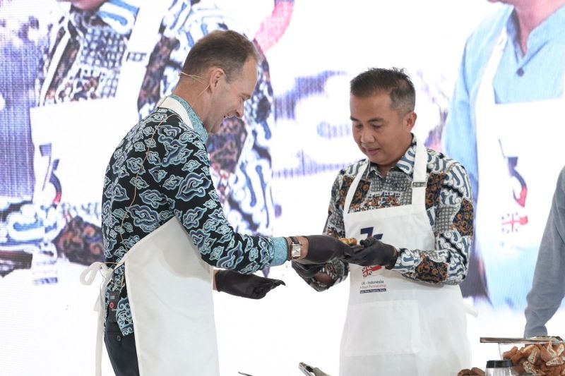 Pj Gubernur Jabar Bey Machmudin bersama Dubes Inggris untuk Indonesia Dominic Jermey saling bertukar hasil racikan tahu gejrot masing-masing di Gedung Sate Bandung, Kamis (22/8/2024). (ANTARA/HO Pemprov Jabar)