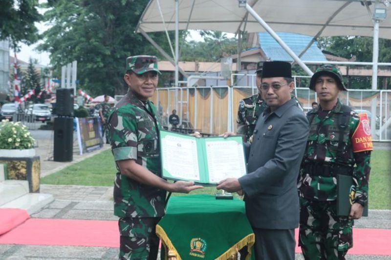 Penyerahan hasil pelaksanaan program TMMD ke-121, di Kandangan, Hulu Sungai Selatan, Kalimantan Selatan, Kamis (22/8/2024). (ANTARA/HO-Diskominfo HSS)