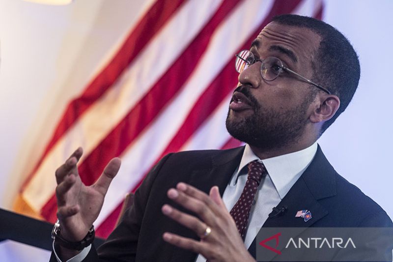 Ambassador of the United States to Association of Southeast Asia Nations (ASEAN) Yohannes Abraham gives an interview to ANTARA in Jakarta on Friday (May 26, 2023). (ANTARA FOTO/Aprillio Akbar)