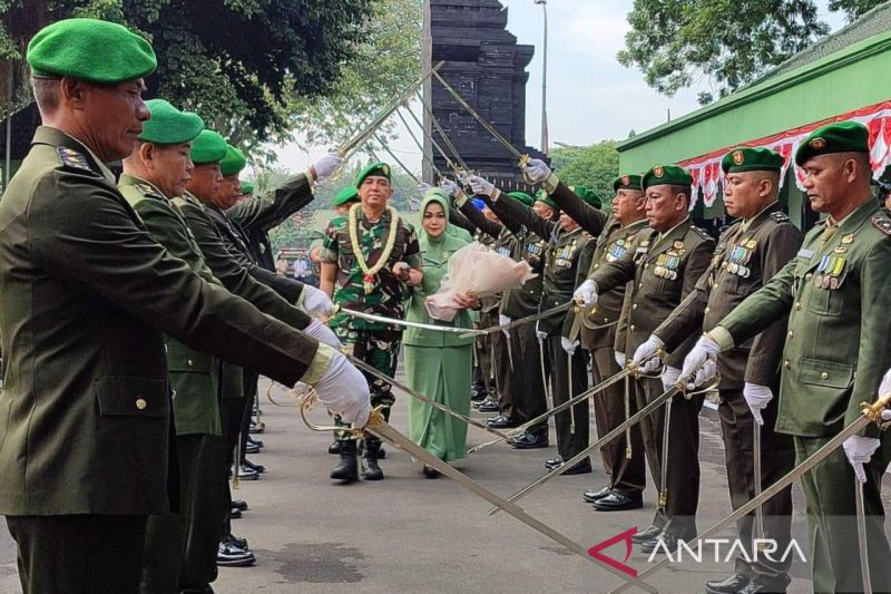 Panglima Kodam (Pangdam) V/Brawijaya Mayjen TNI Rudy Saladin saat acara penyambutan di Makodam V/Brawijaya, Surabaya, Jawa Timur, Jumat (23/8/2024). ANTARA/Faizal Falakki