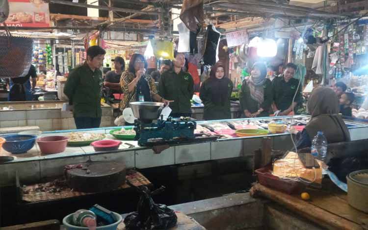 Nakes UPT Puskesmas Bukit Hindu saat melakukan edukasi kesehatan di Pasar Kahayan (Foto : PATHUR)