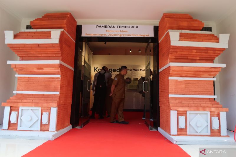 Pengunjung menyaksikan pameran warisan budaya Kerajaan Mataram Islam di Museum NTB di Mataram, Selasa (20/8/2024). ANTARA/Sugiharto Purnama
